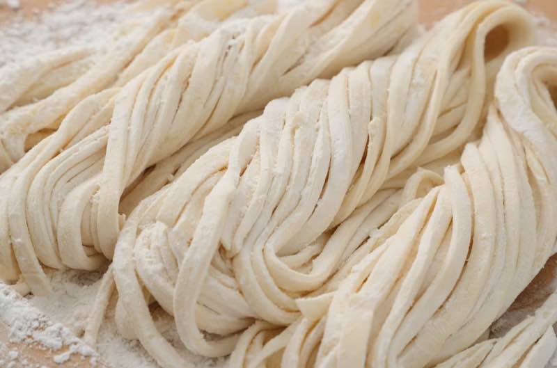 Freshly made udon noodles with a delicious wheat aroma