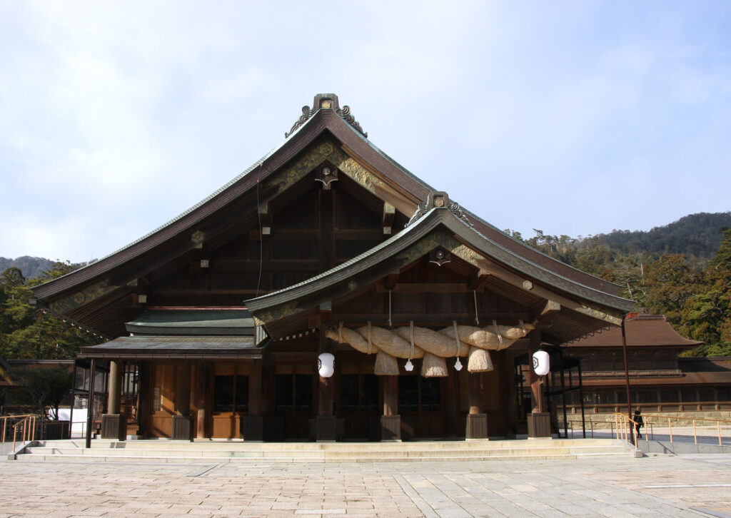 The worship hall of Izumo Taisha Shrine with a huge shimenawa rope