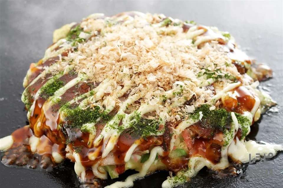 Okonomiyaki with mayonnaise poured over the sauce