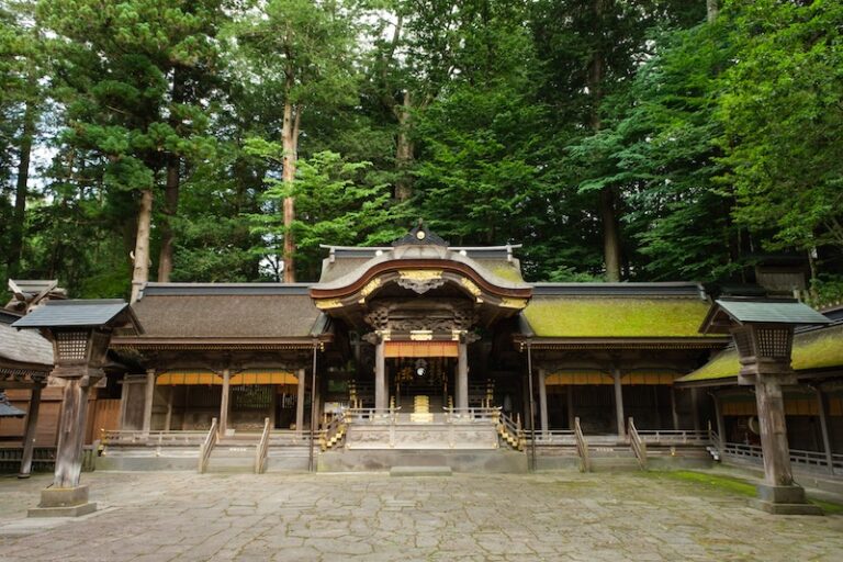 The very solemn Suwa Taisha Shrine