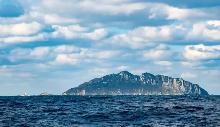 Okinoshima:Island Where Gods Dwell