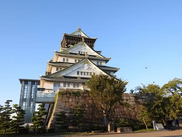 Osaka Castle in the middle of the city